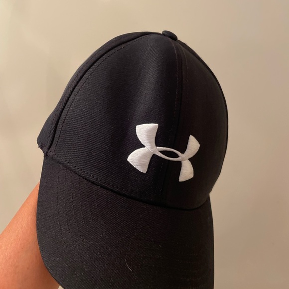 Under Armour Woman’s deep dark black adjustable cap sleek, rich sexy attractive - Picture 4 of 12